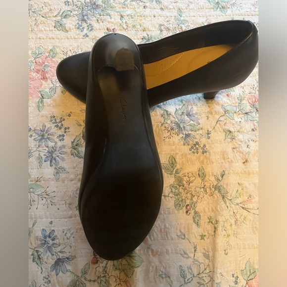 Black Clark heels - Picture 1 of 6
